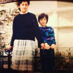 Thanasis Alevras Instagram - Λένε πως οι ψυχές πριν κατέβουν στην Γη διαλέγουν τους γονείς τους σύμφωνα με το σχέδιο τους και τα μαθήματα που έχουν να λάβουν!!! Δεν είμαι σίγουρος για τα δικά μου μαθήματα. Για ένα όμως είμαι σίγουρος πως διάλεξα την καλύτερη ΜΑΜΑ του κόσμου όλου!!! Όσες φορές κι αν κατέβω πάντα εσένα θα ψάχνω. Σ αγαπώ για Όλα Φεβρωνία μου⭐️ ————————————————— #mothersday #mother #pilio #makrinitsa #1980something