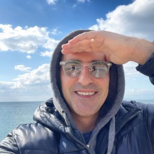 Thanasis Alevras Instagram - Somewhere,beyond the sea
Somewhere , waiting for me
My lover stands on golden sands
and watches the ships that go sailin’
Με Bobby Darin attitude 
Σας εύχομαι καλό Σαββατοκύριακο.

Όλες οι Αδικίες θα Δικαιωθούν όταν εμείς θα είμαστε Άξιοι Αυτών.
Των Δικαίων!
✨
#dreamer
@marios_giannakou  you know ❤️