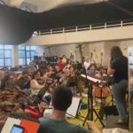 Tiago Bettencourt Instagram - Agradecimentos, créditos, e algumas imagens dos ensaios e backstage: A orquestra feita de voluntários foi brilhantemente dirigida pela @joanacarneiro_1976 com um arranjo do @pedro.carvalho.violino adaptado para este formato pelo @cgarciamusic . O magnífico coro, também ele feito de voluntários foi dirigido pela Teresa Cordeiro. A cenografia que envolveu não só o meu momento mas tudo quanto viram nas cerimónias ao longo das Jornadas, foi da @matildetrocado . Os bombos do fundão, também todos voluntários pertencentes a diversos grupos de bombos unificados num só, com a preciosa ajuda da Sr Vereadora Alcina Cerdeira da Câmara do Fundão. Obrigado a todos, aplausos para todos 🤍