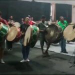 Tiago Bettencourt Instagram - Agradecimentos, créditos, e algumas imagens dos ensaios e backstage: A orquestra feita de voluntários foi brilhantemente dirigida pela @joanacarneiro_1976 com um arranjo do @pedro.carvalho.violino adaptado para este formato pelo @cgarciamusic . O magnífico coro, também ele feito de voluntários foi dirigido pela Teresa Cordeiro. A cenografia que envolveu não só o meu momento mas tudo quanto viram nas cerimónias ao longo das Jornadas, foi da @matildetrocado . Os bombos do fundão, também todos voluntários pertencentes a diversos grupos de bombos unificados num só, com a preciosa ajuda da Sr Vereadora Alcina Cerdeira da Câmara do Fundão. Obrigado a todos, aplausos para todos 🤍