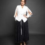 Tisca Chopra Instagram - Black and white with a hint of Christmas .. In @lovebirds.studio @misho_designs & @gucci 📸 @palashsverma Hair @shabnam_azmi #everydayslay