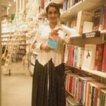Tisca Chopra Instagram - Welcome to Paradise has the characteristic keen observation, satiric wit and delicious darkness that one has come to expect from @twinklerkhanna .. but this book is far more more adventurous and certainly more subversive .. a must read! I was honoured to attend a packed @tweakindia book club session last evening .. where the loveliest Twinkle and I chatted about her writing process .. (more on that later) Some images are from the mad traffic we found on the way to @crosswordbookstores .. #everydayslay #tweakindiabookclub #welcometoparadise Crossword