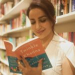 Tisca Chopra Instagram - Welcome to Paradise has the characteristic keen observation, satiric wit and delicious darkness that one has come to expect from @twinklerkhanna .. but this book is far more more adventurous and certainly more subversive .. a must read! I was honoured to attend a packed @tweakindia book club session last evening .. where the loveliest Twinkle and I chatted about her writing process .. (more on that later) Some images are from the mad traffic we found on the way to @crosswordbookstores .. #everydayslay #tweakindiabookclub #welcometoparadise Crossword
