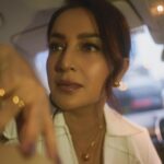 Tisca Chopra Instagram - Welcome to Paradise has the characteristic keen observation, satiric wit and delicious darkness that one has come to expect from @twinklerkhanna .. but this book is far more more adventurous and certainly more subversive .. a must read! I was honoured to attend a packed @tweakindia book club session last evening .. where the loveliest Twinkle and I chatted about her writing process .. (more on that later) Some images are from the mad traffic we found on the way to @crosswordbookstores .. #everydayslay #tweakindiabookclub #welcometoparadise Crossword