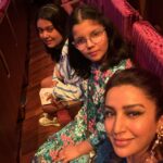 Tisca Chopra Instagram - Voulez-vous? Beaucoup, oui !! You had to be there to feel the electric energy, the whole auditorium was on their feet, dancing and clapping @abba songs at the #MamaMia premiere (check stories for videos) I had seen #MamaMia on Broadway but it was another level of fun to watch it with the little Ms and her bestie And of course my dad .. who was seeing it for the first time ♥️ #NitaAmbani ma’am you gave us @nmacc.india and have brought such joie de vivre to the Mumbai cultural scene .. a giant thank you to you and your team!! Styled by @stylemuze 👗 @vidhiwadhwani_label 👜 @okhtein 👡 @gianvitorossi #mamamia #nmacc #music #abba #dancingqueen #art #culture #show #mumbai Nita Mukesh Ambani Cultural Centre