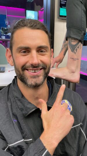 Tommy Little Instagram - Footy legend Brodie Grundy tattoos an unsuspecting Tommy Little!

….

🏉 @brodiegrundy 
🖊️ @umbratattoo 
👨‍🎨 @bensmithtattoo