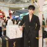 Tor Supakorn Wuttinansurasit Instagram - กลับมาอีกครั้ง! อีเวนต์ยิ่งใหญ่แห่งปีกับการรวม 6 บิวตี้แบรนด์ระดับโลก ได้แก่ YSL Beauty, Giorgio Armani, Lancôme, Kiehl’s, Biotherm และ shu uemura จำลองโรงแรมหรูสุดเอ็กซ์คลูซีฟ ‘Hotel De Luxe’ เช็กอิน-ช้อป-ชิลล์ ✨ ลด 15% วันที่ 18 พ.ย. 2566 - 19 พ.ย. 2566 และ 25 พ.ย. 2566 - 26 พ.ย. 2566 ✨ ลงทะเบียนร่วมงาน Hotel De Luxe รับของสมนาคุณมูลค่ารวม 2,790 บาท จาก 6 แบรนด์ชั้นนำ* http://luxeth.com/hotel-de-luxe ✨First ever 3D Interactive OOH at Parc Paragon: ปรากฎการณ์ครั้งแรกในเมืองไทย ให้คุณร่วมเล่นกิจกรรมบนจอ LED ยักษ์ ณ ลาน Parc Paragon ด้วยการส่ง Emoji ขึ้นจอแบบ Real-Time สร้างโมเมนต์ความประทับใจ ให้แคปเจอร์เป็นที่ระลึก เล่นได้ทุกวันช่วง 18.30 น. ✨ รับฟรี! CRUFF “Flavors of Europe” จำนวน 1 เซ็ต** เมื่อช้อปสินค้าภายในงานตามเงื่อนไข และนำใบเสร็จมาแลกรับในวันเดียวกัน ✨ พิเศษสำหรับที่งาน! คอลเลคชั่นของขวัญสุดพิเศษพร้อมบริการห่อของขวัญหน้างาน ตามเงื่อนไขของแบรนด์ 📅 17 พ.ย. 66 – 26 พ.ย. 66 📌 PARC PARAGON แล้วเจอกันที่งาน! *เงื่อนไขตามที่บริษัทกำหนดและของขวัญมีจำนวนจำกัด ** 1ท่าน/1สิทธิ์/วัน #HotelDeLuxe