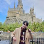 Tor Supakorn Wuttinansurasit Instagram - เราไม่ใช่แฮรี่นะ.... ที่จะเสกให้จงรัก..จงรัก..จงรัก.. โอม..จงหลง..จงหลง ..จงหลง.. จงหลงมนต์สะกดเดี๋ยวนี้🪄🔮 55555ขำแคปชั่นตัวเองไม้มีความเชื่อมโยงใดๆ แม้กระทั่งเพลงกับรูป🤣 โครตแปกกกก เลยยยยยย #torsupakorn #universalstudios #universalstudiosjapan #usj Universal Studios, Japan
