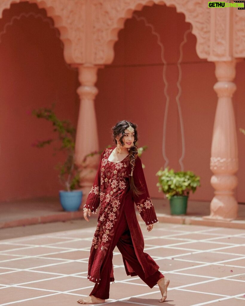 Twinkle Arora Instagram - For the undying love of culture❤️ Photography : @arvie666 Mua - @makeoverbysugs Styling - @theraunaqarora Outfit : @official_vastra . . . . . . . . #twinklearora #twinkle #nehmat #photoshoot #ethnic