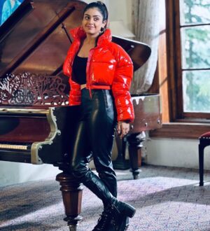 Twinkle Arora Instagram - Say whattt????
.
.
.
.
.
.
.
.#twinklearora #nehmat #red