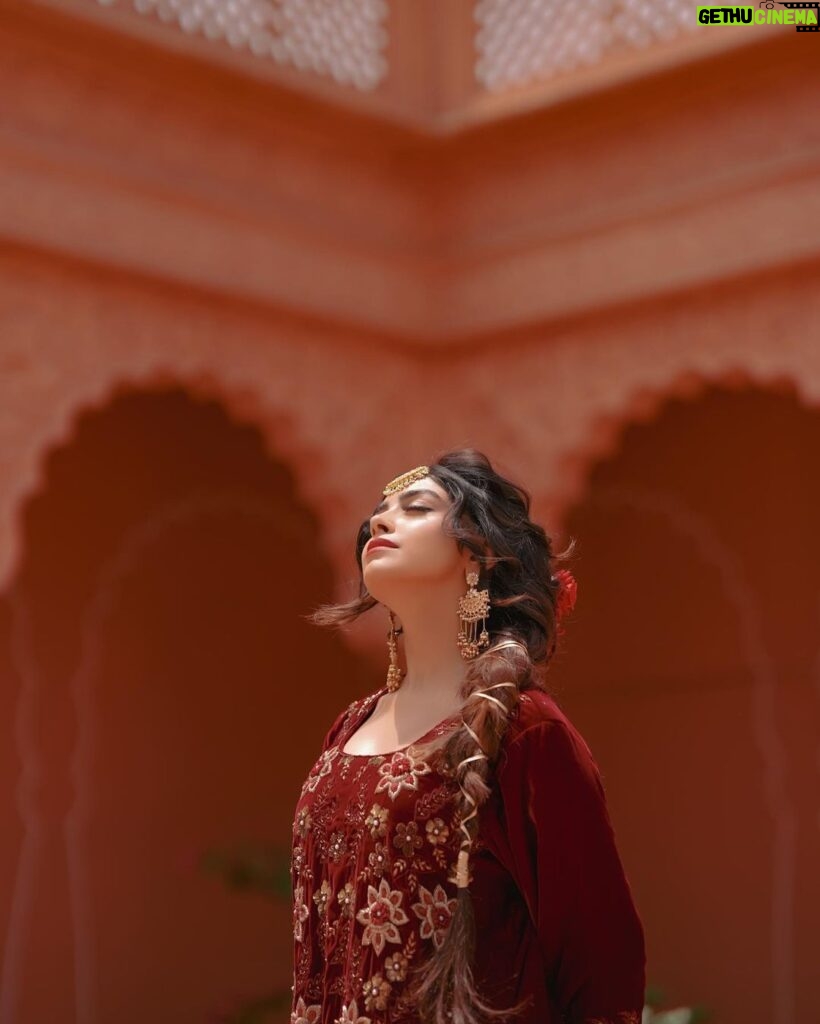 Twinkle Arora Instagram - For the undying love of culture❤️ Photography : @arvie666 Mua - @makeoverbysugs Styling - @theraunaqarora Outfit : @official_vastra . . . . . . . . #twinklearora #twinkle #nehmat #photoshoot #ethnic