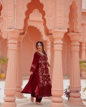 Twinkle Arora Instagram - For the undying love of culture❤️

Photography : @arvie666
Mua - @makeoverbysugs 
Styling - @theraunaqarora
Outfit : @official_vastra
.
.
.
.
.
.
.
.
#twinklearora #twinkle #nehmat #photoshoot #ethnic