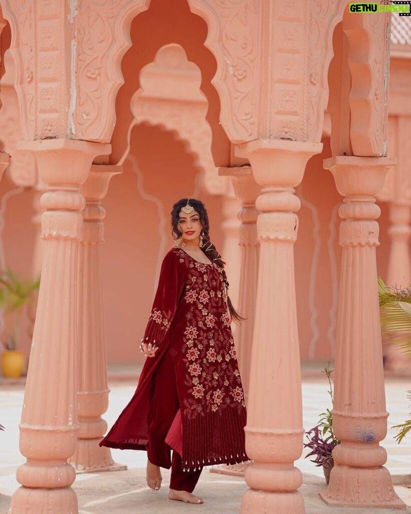 Twinkle Arora Instagram - For the undying love of culture❤️ Photography : @arvie666 Mua - @makeoverbysugs Styling - @theraunaqarora Outfit : @official_vastra . . . . . . . . #twinklearora #twinkle #nehmat #photoshoot #ethnic