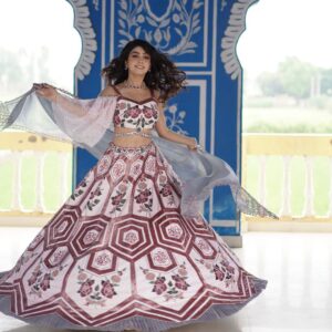 Twinkle Arora Instagram - Chunni meri rang de
.
.
.
. Outfit: @ka.kanishkaaggarwalofficial 
Makeup: @makeupbyparneetgrewal 
Hair: @komalhairstylest 
Photography: @ronniephotography28 
Jewellery: @miranabymegha X @unigem.in
Jewellery coordinated by: @yourstylistforever

.
#twinkle #twinklians #smile #softly #karanaujla