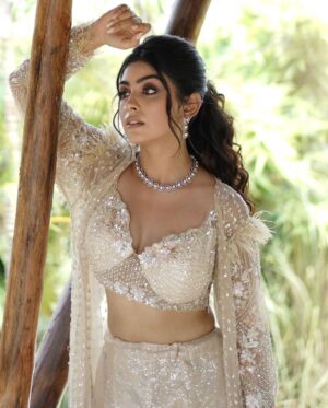 Twinkle Arora Instagram - 💛

Outfit: @kalighataindia 
Makeup: @makeupbyparneetgrewal 
Hair: @komalhairstylest 
Photography: @ronniephotography28 
Jewellery: @miranabymegha X @unigem.in 
Jewellery coordinated by: @yourstylistforever 
.
.
.
.

.
#twinkle #photoshoot
