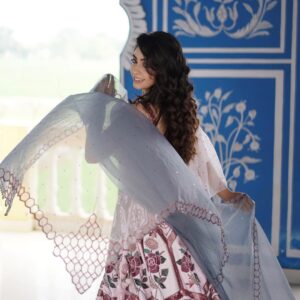 Twinkle Arora Instagram - Chunni meri rang de
.
.
.
. Outfit: @ka.kanishkaaggarwalofficial 
Makeup: @makeupbyparneetgrewal 
Hair: @komalhairstylest 
Photography: @ronniephotography28 
Jewellery: @miranabymegha X @unigem.in
Jewellery coordinated by: @yourstylistforever

.
#twinkle #twinklians #smile #softly #karanaujla
