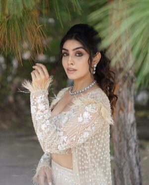 Twinkle Arora Instagram - 💛

Outfit: @kalighataindia 
Makeup: @makeupbyparneetgrewal 
Hair: @komalhairstylest 
Photography: @ronniephotography28 
Jewellery: @miranabymegha X @unigem.in 
Jewellery coordinated by: @yourstylistforever 
.
.
.
.

.
#twinkle #photoshoot