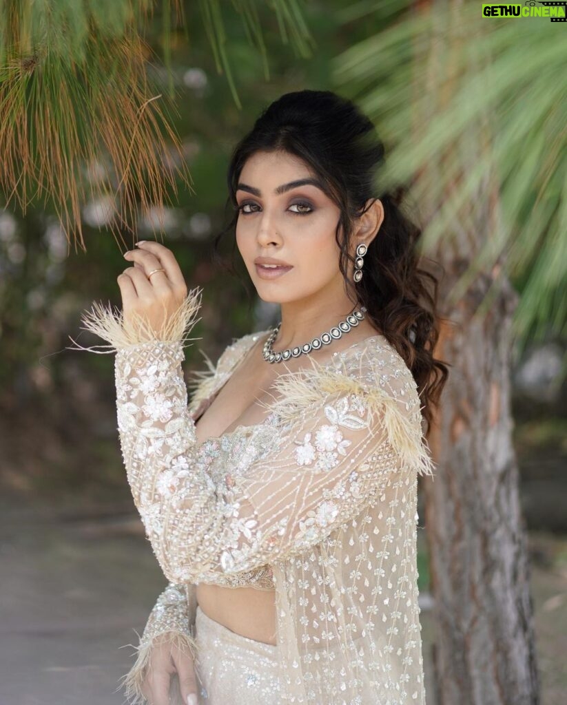 Twinkle Arora Instagram - 💛 Outfit: @kalighataindia Makeup: @makeupbyparneetgrewal Hair: @komalhairstylest Photography: @ronniephotography28 Jewellery: @miranabymegha X @unigem.in Jewellery coordinated by: @yourstylistforever . . . . . #twinkle #photoshoot