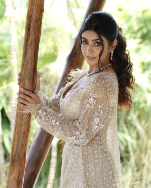 Twinkle Arora Instagram - 💛

Outfit: @kalighataindia 
Makeup: @makeupbyparneetgrewal 
Hair: @komalhairstylest 
Photography: @ronniephotography28 
Jewellery: @miranabymegha X @unigem.in 
Jewellery coordinated by: @yourstylistforever 
.
.
.
.

.
#twinkle #photoshoot