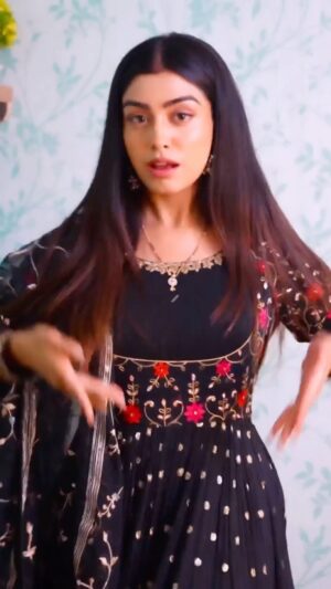 Twinkle Arora Instagram - So wanted to make a proper one made a quick version in my room .
Btao kaisa laga ? 😍
Video credits @sahilgambhir_ 
.
.
.
.
.
.
#watjhumka #rockyrani #twinklearora #nehmat #dharma #yrf #dance #dancereels #smile #expressions