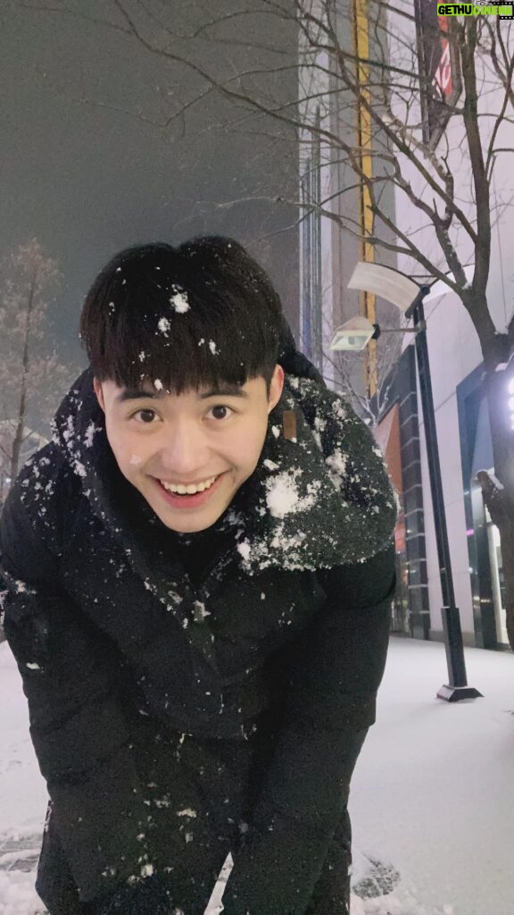 Tyler Ho Instagram - 親身示範為什麼走路要小心 - Tips for walking on snow: Don’t not pay attention.