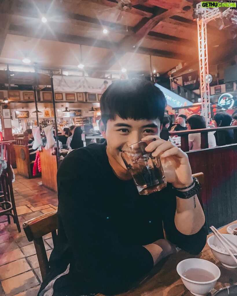 Tyler Ho Instagram - Sippin’ with the fam, cheers to good times! 跟家人度度美好 #未成年請勿飲酒 #飲酒適量請勿酒駕 #nightoutwithfamily 老拓音樂餐廳