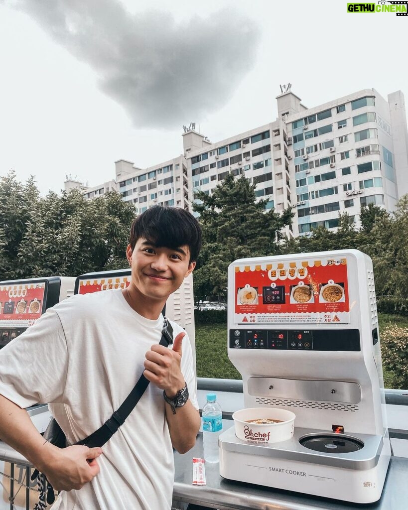 Tyler Ho Instagram - 在漢江吃炸雞配啤酒 - 한강에서 치맥 먹기✅ - Chicken & beer along the Han River