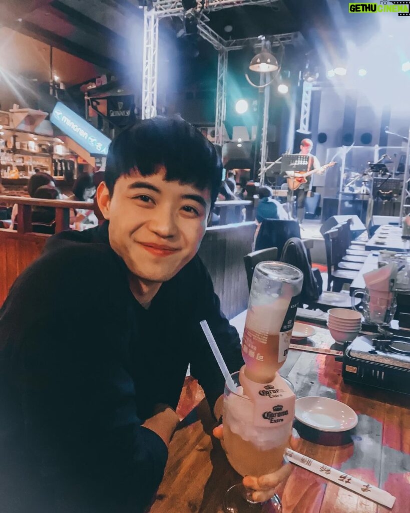 Tyler Ho Instagram - Sippin’ with the fam, cheers to good times! 跟家人度度美好 #未成年請勿飲酒 #飲酒適量請勿酒駕 #nightoutwithfamily 老拓音樂餐廳