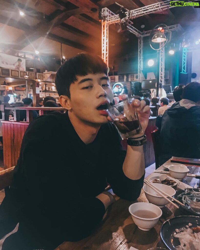 Tyler Ho Instagram - Sippin’ with the fam, cheers to good times! 跟家人度度美好 #未成年請勿飲酒 #飲酒適量請勿酒駕 #nightoutwithfamily 老拓音樂餐廳