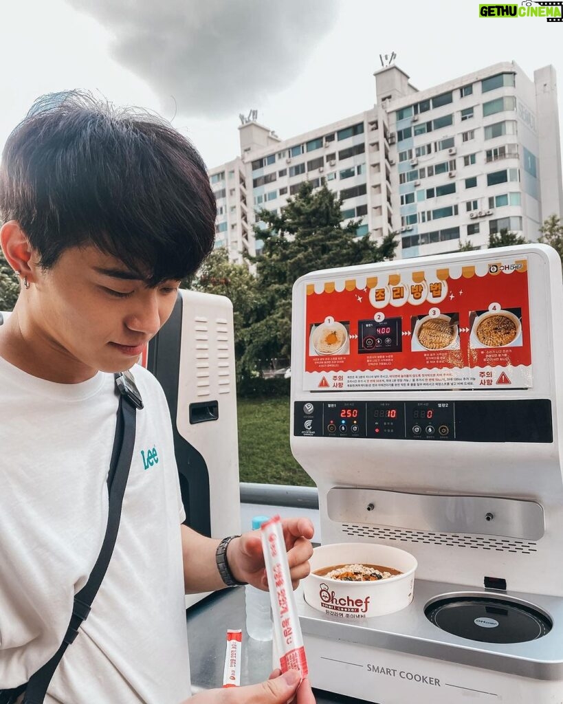 Tyler Ho Instagram - 在漢江吃炸雞配啤酒 - 한강에서 치맥 먹기✅ - Chicken & beer along the Han River