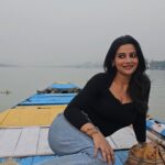 Ushasi Ray Instagram - মাঝিরে ও মাঝিরে 🫰 @ushasi #kolkata #Ganges #winter