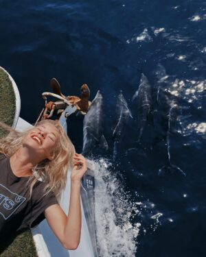 Valerie Huber Instagram - Thank you for all the birthday wishes, I’m overwhelmed 🙏😻 what a way to transition into a new year - adventures, learnings, raw nature, a bunch of dolphins and a great crowd 😻