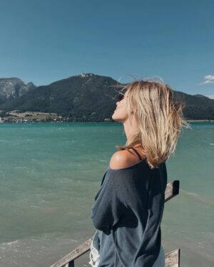 Valerie Huber Instagram - Soaking in summer🤍 3 more days until otherside is out ✨