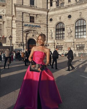 Valerie Huber Instagram - Romy 2023 💓 never liked pink, but this year I wanted to try something different 🤷‍♀️ Thank you @alexisfegonzalez @alexisrunway @runwayvienna and @ultimativgroup for creating this GlamRock Look 🤘many of us wore the blue @unhcrdeutsch bow to show solidarity with all humans searching for refuge, while we enjoy our privileged lives here. Congratulations to all nominees and winners and thank you for the invite @kurier_romy @kurier @kurierfreizeit 💫