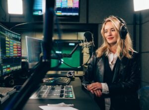 Valerie Huber Instagram - Playing my favorite tunes and telling some stories at @oe3hitradio 🎶 Danke für die Aufnahme und die Fotos @martin.krachler @tina.ritschl ☺️