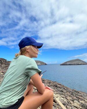 Valerie Huber Instagram - Couldn’t put into words what the last two months living and working in Galapagos felt like ☀️