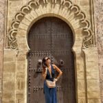Vera Kolodzig Instagram - Saímos das ruínas de Volubilis já tarde e a chegada a Rabat foi já de noite. O grande desafio foi eu ver estrelinhas às cores a brilhar à minha frente por causa da minha falta de vista e lentes já cansadas. A capital de Marrocos é uma montra não muito representativa do resto do país e ainda assim encantadora! A vila nova distingue-se por avenidas de palmeiras alinhadas, a medina é de fácil circulação, a praia mesmo ali confere um aroma a maresia presente no ar, e o imponente Kasbah tem um ambiente sereno, tranquilo e limpinho (um kasbah é a cidadela das cidades árabes fortificadas). O turismo é pouco e maioritariamente local, mas na minha opinião vale a pena uma passagem por aqui para vaguear pelas avenidas largas e admirar as imponentes portas da cidade velha. Ainda nos atrevemos a um mergulho no mar, sendo claramente, as únicas duas europeias numa praia com centenas de pessoas. Para além disso ainda pudemos admirar o incrível trabalho de alguns artesãos que picam minuciosamente azulejos e criam os padrões tão tipicamente marroquinos. Entretanto já nós fizemos à estrada outra vez, rumo a sul. Depois de uma paragem com temperaturas amenas, estamos preparadas para enfrentar o calor de Marraquexe. . . . #roadtrip #morocco #rabat #instatravel #travelwithfriends Rabat, Morocco