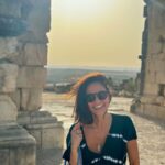 Vera Kolodzig Instagram - Dia 6: Volubilis Nunca fui ao Templo de Diana em Évora, mas já fui às ruínas romanas em Marrocos 🫣 . . . #morocco #roadtrip #volubilis #meknes #romanruins #ruinasromanas