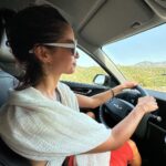 Vera Kolodzig Instagram - Fazer uma roadtrip em Marrocos é mesmo uma experiência única. Sou o tipo de viajante que gosta de liberdade, de descobrir experiências autênticas e locais, longe dos rebanhos de turistas das tours organizadas. Muitas pessoas dizem que Agosto não é a melhor altura para visitar este país, no entanto essa crença tem-se vindo a provar limitadora. Estou a adorar desfrutar deste país este mês, com os planos ajustados à altura do ano. Escolho as horas de maior calor para as viagens mais longas, porque o melhor sítio para estar é mesmo dentro do meu Kia Niro @kia_portugal , em que que o ar condicionado funciona melhor do que em muitos hotéis, e assim posso desfrutar das paisagens bem confortável e fresquinha. Sendo um híbrido HEV permite-me também reduzir bastante os consumos, já que o limite de velocidade nas estradas nacionais é de 60 a 80km/h. Com a bagageira bem ampla pude trazer tudo o que me apeteceu, sem aquele desconforto de deixar coisas à vista nos parques de estacionamento públicos. Os pneus robustos dão-me ainda uma sensação de segurança, mesmo nas estradas mais esburacadas (que têm sido poucas, na verdade). Para além disso, é um carro cheio de estilo que fica super bem nestas paisagens, não acham? 😎 . . . #parceria #kianiro #kiaportugal #HEV #roadtrip #instatravel #morocco #marrocos