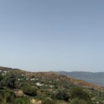 Vera Kolodzig Instagram - Fazer uma roadtrip em Marrocos é mesmo uma experiência única. Sou o tipo de viajante que gosta de liberdade, de descobrir experiências autênticas e locais, longe dos rebanhos de turistas das tours organizadas. Muitas pessoas dizem que Agosto não é a melhor altura para visitar este país, no entanto essa crença tem-se vindo a provar limitadora. Estou a adorar desfrutar deste país este mês, com os planos ajustados à altura do ano. Escolho as horas de maior calor para as viagens mais longas, porque o melhor sítio para estar é mesmo dentro do meu Kia Niro @kia_portugal , em que que o ar condicionado funciona melhor do que em muitos hotéis, e assim posso desfrutar das paisagens bem confortável e fresquinha. Sendo um híbrido HEV permite-me também reduzir bastante os consumos, já que o limite de velocidade nas estradas nacionais é de 60 a 80km/h. Com a bagageira bem ampla pude trazer tudo o que me apeteceu, sem aquele desconforto de deixar coisas à vista nos parques de estacionamento públicos. Os pneus robustos dão-me ainda uma sensação de segurança, mesmo nas estradas mais esburacadas (que têm sido poucas, na verdade). Para além disso, é um carro cheio de estilo que fica super bem nestas paisagens, não acham? 😎 . . . #parceria #kianiro #kiaportugal #HEV #roadtrip #instatravel #morocco #marrocos