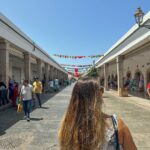 Vera Kolodzig Instagram – Saímos das ruínas de Volubilis já tarde e a chegada a Rabat foi já de noite. O grande desafio foi eu ver estrelinhas às cores a brilhar à minha frente por causa da minha falta de vista e lentes já cansadas. 
A capital de Marrocos é uma montra não muito representativa do resto do país e ainda assim encantadora! A vila nova distingue-se por avenidas de palmeiras alinhadas, a medina é de fácil circulação, a praia mesmo ali confere um aroma a maresia presente no ar, e o imponente Kasbah tem um ambiente sereno, tranquilo e limpinho (um kasbah é a cidadela das cidades árabes fortificadas). O turismo é pouco e maioritariamente local, mas na minha opinião vale a pena uma passagem por aqui para vaguear pelas avenidas largas e admirar as imponentes portas da cidade velha. Ainda nos atrevemos a um mergulho no mar, sendo claramente, as únicas duas europeias numa praia com centenas de pessoas. Para além disso ainda pudemos admirar o incrível trabalho de alguns artesãos que picam minuciosamente azulejos e criam os padrões tão tipicamente marroquinos.
Entretanto já nós fizemos à estrada outra vez, rumo a sul. Depois de uma paragem com temperaturas amenas, estamos preparadas para enfrentar o calor de Marraquexe.
.
.
.
#roadtrip #morocco #rabat #instatravel #travelwithfriends Rabat, Morocco