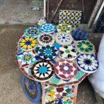Vera Kolodzig Instagram - Saímos das ruínas de Volubilis já tarde e a chegada a Rabat foi já de noite. O grande desafio foi eu ver estrelinhas às cores a brilhar à minha frente por causa da minha falta de vista e lentes já cansadas. A capital de Marrocos é uma montra não muito representativa do resto do país e ainda assim encantadora! A vila nova distingue-se por avenidas de palmeiras alinhadas, a medina é de fácil circulação, a praia mesmo ali confere um aroma a maresia presente no ar, e o imponente Kasbah tem um ambiente sereno, tranquilo e limpinho (um kasbah é a cidadela das cidades árabes fortificadas). O turismo é pouco e maioritariamente local, mas na minha opinião vale a pena uma passagem por aqui para vaguear pelas avenidas largas e admirar as imponentes portas da cidade velha. Ainda nos atrevemos a um mergulho no mar, sendo claramente, as únicas duas europeias numa praia com centenas de pessoas. Para além disso ainda pudemos admirar o incrível trabalho de alguns artesãos que picam minuciosamente azulejos e criam os padrões tão tipicamente marroquinos. Entretanto já nós fizemos à estrada outra vez, rumo a sul. Depois de uma paragem com temperaturas amenas, estamos preparadas para enfrentar o calor de Marraquexe. . . . #roadtrip #morocco #rabat #instatravel #travelwithfriends Rabat, Morocco