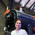 Vera Kolodzig Instagram - Quando viajas sozinha com uma criança de 8 anos e o tripé se parte no primeiro dia, as fotos e vídeos possíveis são de baixo para cima 🤣 . . . #travelwithkids #london #londres #instatravel #warnerbrosstudiotour