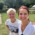 Vera Kolodzig Instagram - Viajar sozinha com uma criança de 8 anos requer alguma organização e planeamento. Eu, que gosto de aproveitar ao máximo as minhas viagens e neste caso tinha os dias contados, aprendi na última viagem a Barcelona que o melhor mesmo é organizar cada dia quando estamos em cidades grandes, para poder dar alguma segurança ao Mateus. Deixei alguns dias livres em Barcelona, que com a minha própria incerteza de para que lado me virar, culminou em birras de cansaço das duas partes 😬. Isto porque uma das grandes necessidades do Mateus é segurança, mais do que novidade. Então percebi que o maior estado de flow se dá quando existe estrutura, tal como a liberdade que as rotinas nos dão, tal como as melhores improvisações exigem preparação. Nesta viagem decidi que faríamos dia sim dia não as actividades para ele e as actividades para mim. Assim estamos os dois preparados para cada dia e acabamos por nos divertir mais. No primeiro dia fizemos uma walking tour do Harry Potter (eu nem sou muito de passeios de grupo organizados, mas a verdade é que sozinha com ele me dá alguma estrutura e facilita a logística), e foi espectacular! Ficámos a conhecer Londres pelas localizações das filmagens e ainda aprendemos alguma história. O segundo dia foi dedicado a mim - um reencontro com uma amiga de há 16 anos, uma visita à escola, um passeio na floresta (na natureza como eu gosto) e uma experiência gastronómica única criada pelo @henriquesapessoa no @joiabattersea . Hoje começámos no London Eye e percebi que o Mateus herdou o meu medo de alturas 😬. Nada que uma pequena mentirinha sobre como cada cápsula se transforma num zepelim e voa no caso de se desprender da roda não resolvesse. Deu para acalmar o seu coração acelerado, e passado umas horas assumi a mentira. O museu da cera foi demasiado intenso para nós. Não entendo a necessidade destes lugares de exagerarem nos decibéis do som. Já não basta a intensidade de levar com centenas de pessoas, ainda ficamos com o cérebro tremido de efeitos especiais. Acabámos o dia com o Rei Leão e já me emocionei. A beleza e o talento são arrebatadores para mim. Que boa experiência esta! Londres… O meu coração está a abrir-se novamente para ti ❤️