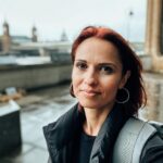 Vera Kolodzig Instagram - Desde criança que sonhava estudar em Londres, onde os imponentes teatros são arrebatados por sinfonias épicas e histórias contadas por actores que cantam e dançam. Vim a 1a vez a esta cidade naquela que recordo ser a única viagem com a família toda (tinha ido com os meus irmãos a L.A. aos 9 anos, mas a minha mãe não foi). Lembro-me do meu pai a passear de chapéu com o jornal debaixo do braço por Hyde Park e da minha irmã a tirar fotografias nas cabines telefónicas vermelhas. Eu, na minha adolescência, ficava mais admirada com as fachadas dos teatros sonhando com a possibilidade de vir um dia a pisar um enorme palco. Comecei a fazer televisão aos 14 anos, e o sonho manteve-se. Juntei dinheiro para poder vir estudar para aqui aos 18 anos, e candidatei-me a uma bolsa da UE depois de passar na audição para mais de 1500 candidatos. Consegui. Fiquei três anos com um intervalo pelo meio em que voltei a Portugal para fazer uma novela e repor finanças. Podia dizer que foram os melhores anos da minha vida mas não foram. Vinha cheia de sonhos e vontades, cheia de ideias e ilusões, e a realidade foi bem diferente. Em 70 alunos havia apenas 3 estrangeiros, entre eles eu. O choque cultural foi grande, a integração difícil. Sentia-me um alien por não querer começar a beber às 18h ou ser honesta demais nas minhas opiniões. Senti-me sozinha e incompreendida num país onde nem sequer dois beijinhos se dão quando se conhece alguém. Sentia-me triste com a falta de luz natural, comida real e mar. Sentia-me angustiada com as distâncias enormes e caras. Amava teatro, amava aprender, amava passear nos mercados, amava poder vestir-me como queria sem julgamentos, mas sentia falta de amor. E não entendia o sentido de humor. Foram anos incríveis sem dúvida! Aprendi muito sobre mim, sobre o mundo e sobre representação. Regressei a Portugal em 2007 e nunca mais tive vontade de voltar. Até agora, 16 anos depois. Porque agora tenho um filho com sonhos nos olhos, com a magia do Harry Potter e o fascínio por esta cidade. Agora tenho a melhor desculpa para vir fazer as pazes com Londres e reencontrar o amor por ela. . . . #london #instatravel #travelwithkids #londres #unitedkingdom #memories London Bridge