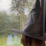 Vera Kolodzig Instagram - Desde criança que sonhava estudar em Londres, onde os imponentes teatros são arrebatados por sinfonias épicas e histórias contadas por actores que cantam e dançam. Vim a 1a vez a esta cidade naquela que recordo ser a única viagem com a família toda (tinha ido com os meus irmãos a L.A. aos 9 anos, mas a minha mãe não foi). Lembro-me do meu pai a passear de chapéu com o jornal debaixo do braço por Hyde Park e da minha irmã a tirar fotografias nas cabines telefónicas vermelhas. Eu, na minha adolescência, ficava mais admirada com as fachadas dos teatros sonhando com a possibilidade de vir um dia a pisar um enorme palco. Comecei a fazer televisão aos 14 anos, e o sonho manteve-se. Juntei dinheiro para poder vir estudar para aqui aos 18 anos, e candidatei-me a uma bolsa da UE depois de passar na audição para mais de 1500 candidatos. Consegui. Fiquei três anos com um intervalo pelo meio em que voltei a Portugal para fazer uma novela e repor finanças. Podia dizer que foram os melhores anos da minha vida mas não foram. Vinha cheia de sonhos e vontades, cheia de ideias e ilusões, e a realidade foi bem diferente. Em 70 alunos havia apenas 3 estrangeiros, entre eles eu. O choque cultural foi grande, a integração difícil. Sentia-me um alien por não querer começar a beber às 18h ou ser honesta demais nas minhas opiniões. Senti-me sozinha e incompreendida num país onde nem sequer dois beijinhos se dão quando se conhece alguém. Sentia-me triste com a falta de luz natural, comida real e mar. Sentia-me angustiada com as distâncias enormes e caras. Amava teatro, amava aprender, amava passear nos mercados, amava poder vestir-me como queria sem julgamentos, mas sentia falta de amor. E não entendia o sentido de humor. Foram anos incríveis sem dúvida! Aprendi muito sobre mim, sobre o mundo e sobre representação. Regressei a Portugal em 2007 e nunca mais tive vontade de voltar. Até agora, 16 anos depois. Porque agora tenho um filho com sonhos nos olhos, com a magia do Harry Potter e o fascínio por esta cidade. Agora tenho a melhor desculpa para vir fazer as pazes com Londres e reencontrar o amor por ela. . . . #london #instatravel #travelwithkids #londres #unitedkingdom #memories London Bridge