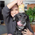 Vera Kolodzig Instagram - Sabias que os cães ouvem 4 vezes melhor do que os humanos? Eles conseguem identificar um som estando 4 vezes mais longe da fonte do mesmo do que nós humanos. Um estudo realizado no Instituto de Fisiologia Pavlov, na Rússia, provou que um cão pode localizar a origem de um som em impressionantes 6 centésimos de segundo. Imagina o que acontece quando começo a preparar a refeição ao Tofu 😜 A gama de húmidos @lilyskitchenpetfood tem uma elevada percentagem de proteína de alta qualidade e ingredientes naturais. São 6 variedades diferentes de sabores para cães que, como o Tofu, armam-se em esquisitinhos se repetirmos sempre a alimentação. Nada como fazer os nossos animais de estimação felizes com mimos destes. ❤️ . . . #lilyskitchenpetfood #asmr #petfood #doglover #comidaparacao #som
