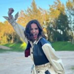 Vera Kolodzig Instagram - Ganhei um prémio!!! Yuhuuuuuu!!! Depois de 3 nomeações consecutivas ganhei pela segunda vez o prémio de melhor podcast de lifestyle do ano no âmbito do @podesfestival do @publico.pt com o podcast Kológica. Com o meu podcast quero oferecer possibilidades de transformação pessoal para que possamos fazer parte de uma mudança positiva no mundo. Comecei por convidar as pessoas que mais impactaram a minha própria mudança - terapeutas, psicólogos, naturopatas, etc. - e a partir daí foi o levantar do véu de todo um mundo de pessoas altamente inspiradoras. Este prémio enche-me o coração, pelo reconhecimento da minha dedicação e por dar importância a conteúdos positivos que querem provocar o bem. Gosto de criar conteúdos construtivos e de me alimentar dos mesmos. Gosto de dizer bem. Gosto de enaltecer pessoas e projectos. Gosto de espaços verdadeiros e emotivos. Gosto de pessoas e de diferenças. Gosto muito de podcasts de desenvolvimento pessoal. De que podcasts te alimentas? . . . #festivalpodes #jornalpublico #podcast #podcastkologica #desenvolvimentopessoal