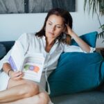 Vera Kolodzig Instagram - Num dos cursos de desenvolvimento pessoal que fiz fizemos um exercício sobre ressignificação. Estávamos sentados num círculo e cada participante tinha de trazer um “problema” para que todos os outros, um a um, lhe pudessem atribuir outro significado. Eu trouxe para a roda o facto de me chover em casa. E não, não são umas infiltraçõezinhas com bolor no tecto como em tantas casas lisboetas. Escorre água, mesmo depois de diversas obras ao telhado. Melhorou bastante este ano mas ainda não está completamente resolvido (já não tenho as cascatas do Niagara nem de Iguaçu como lhes chamei no ano passado durante as cheias quando tentei lidar com humor ao fazer-me de guia turística para o Mateus quando chegámos a casa). À medida que o “problema” ía dando a volta no círculo foram-me dizendo várias coisas, mas nenhumas delas me convencia verdadeiramente (“ah, isso significa que já não precisas de uma fonte de feng-shui”, “ah, isso pode querer dizer que podes colocar uma planta e regá-la directamente”)… enfim. Só quando chegámos ao fim do círculo é que a minha formadora @azizatria me disse a frase tão óbvia que me tirou do lugar: “Chover-te em casa significa que tens uma casa”. É exactamente isso. Tenho uma casa e sou muito grata pelo meu ninho. Não imagino a dor de quem está neste momento a ver os seus ninhos destruídos, com os seus passarinhos lá dentro. Ou de quem deixou os seus passarinhos irem voar para nunca mais voltarem. Só posso ser grata por todos os meus privilégios! 🙌 . . . #ninho #casa #lardocelar #prayforpeace #homesweethome #ressignificacao #desenvolvimentopessoal #privilegio #gratidao #ceasefire
