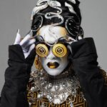 Vermelha Noir Instagram - 😱 VERMELHACE 😱 Ball de novelas mexicanas Para esta pasarela me he inspirado en la historias de dos personas muy importantes en mi vida: Después de unos años, ella es encontrada por una mujer que resulta ser su verdadera madre quien la dió a una de sus criadas en un momento de incertidumbre, Decide ayudarla poco a poco a darse cuenta de quién era ella realmente y la guío en su camino para poder llegar a convertirse en la mujer que quería y ¿qué creen?... Lo logra, aunque ahora se encuentra rodeada de lujos y excentricidad, ella usa siempre alta moda y todos los accesorios (hombres) que ella desee, sin embargo en el mundo donde ella se encuentra, muy pocos saben de su pasado y buscarán tratar de hacerla sentir menos o aprovecharse de ello para tirarla... Descubre el final de esta historia en el siguiente post . Fotografía y dirección C @edith.rodriguez_photography Asistencia @gi__sixx @alelujan.ren Edición @maneoseafufus Nail art: @jewelry___nails Dress: @gonzaaloyola Peinado @delga_dez y @wigsbydavis Joyería @ghelguera Makeup & styling: Vermelha Noir Diseño de VERMELHACE @eddiebuja_ilustrador . 💄 PRODUCTOS 💄 ⚪Base : Corrector blanco de veronica 🖤 Contour: @bodypaintbykj 👁️ Ojos y contour : @jeffreestarcosmetics @morphe2 @jamescharles . #fashion #drag #gay#art #makeup #lgbt #photograph #instagay #dragqueen #rpdr #rupauldragsrace #instadrag #dragrace#lgbtq #queen # #dragmakeup #instagay ##dragqueyensoyfinstagram #gayboy #dragqueenmakeup #fashion #fashiondesigner #makeupartist #style #art #localqueen #dragartistsofcolor El Campanario, Queretaro